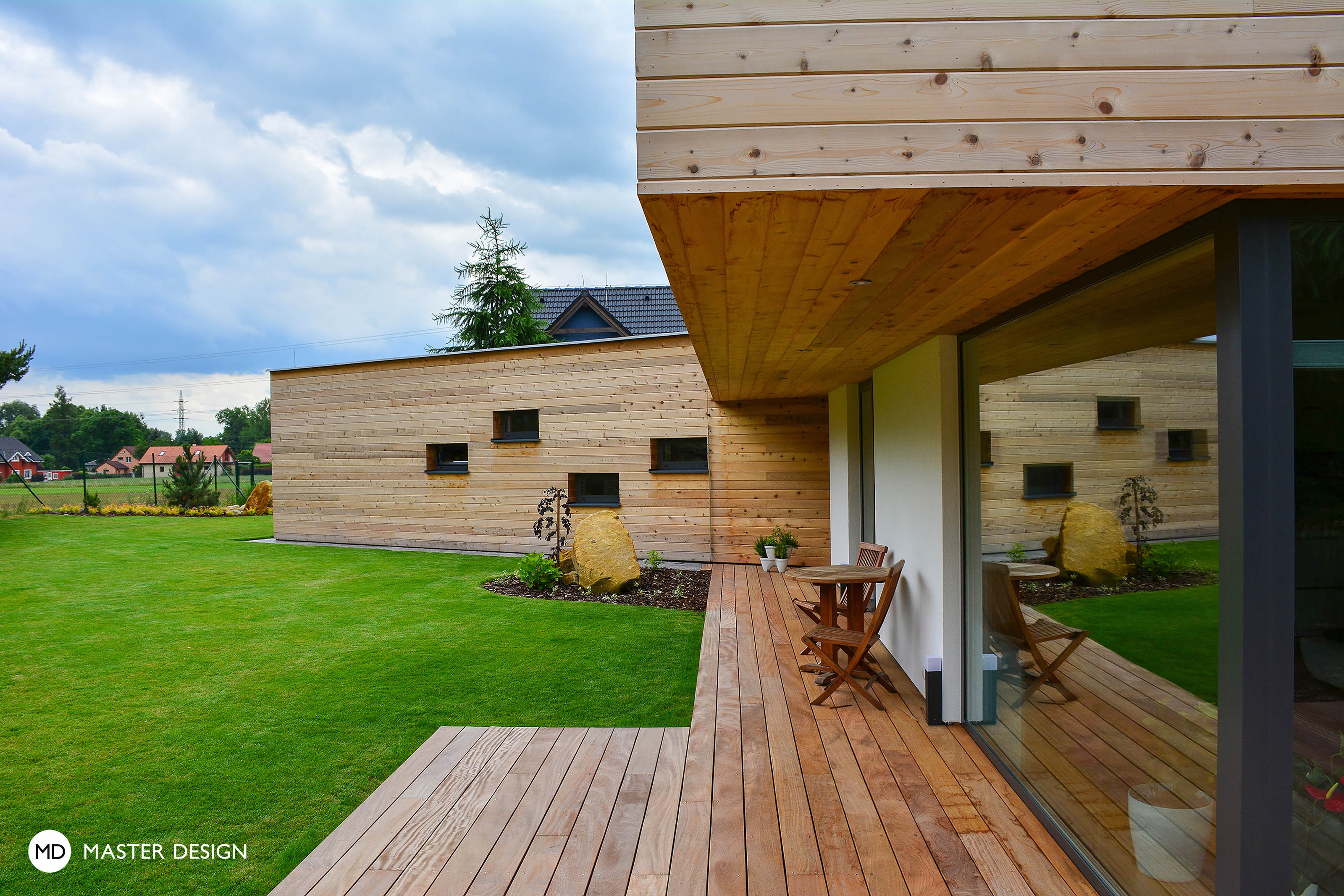 Moderní bungalov s dřevěným obkladem a terasou v sousedství lesa - Stará Boleslav - vizualizace 3