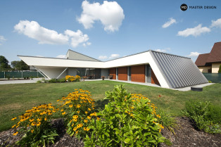 Atypical bungalow in shape of L with flat roof, covered parkplace and timber facades - Ostrava - main visualisation