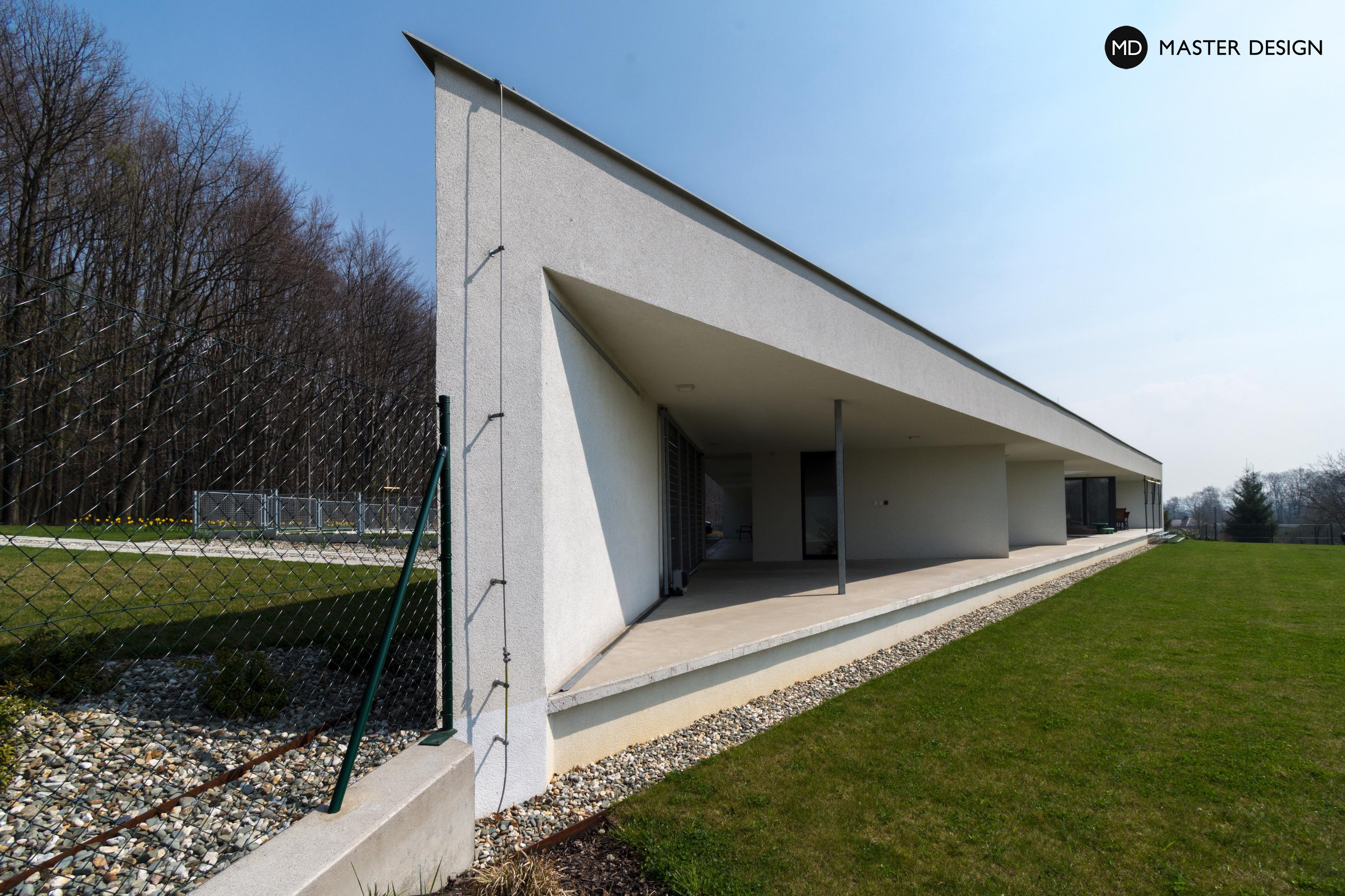 Bungalov s plochou střechou ve tvaru trojúhelníku s velkou zastřešenou terasouŠenov - vizualizace7 Bungalov s plochou střechou ve tvaru trojúhelníku s velkou zastřešenou terasouŠenov - vizualizace7