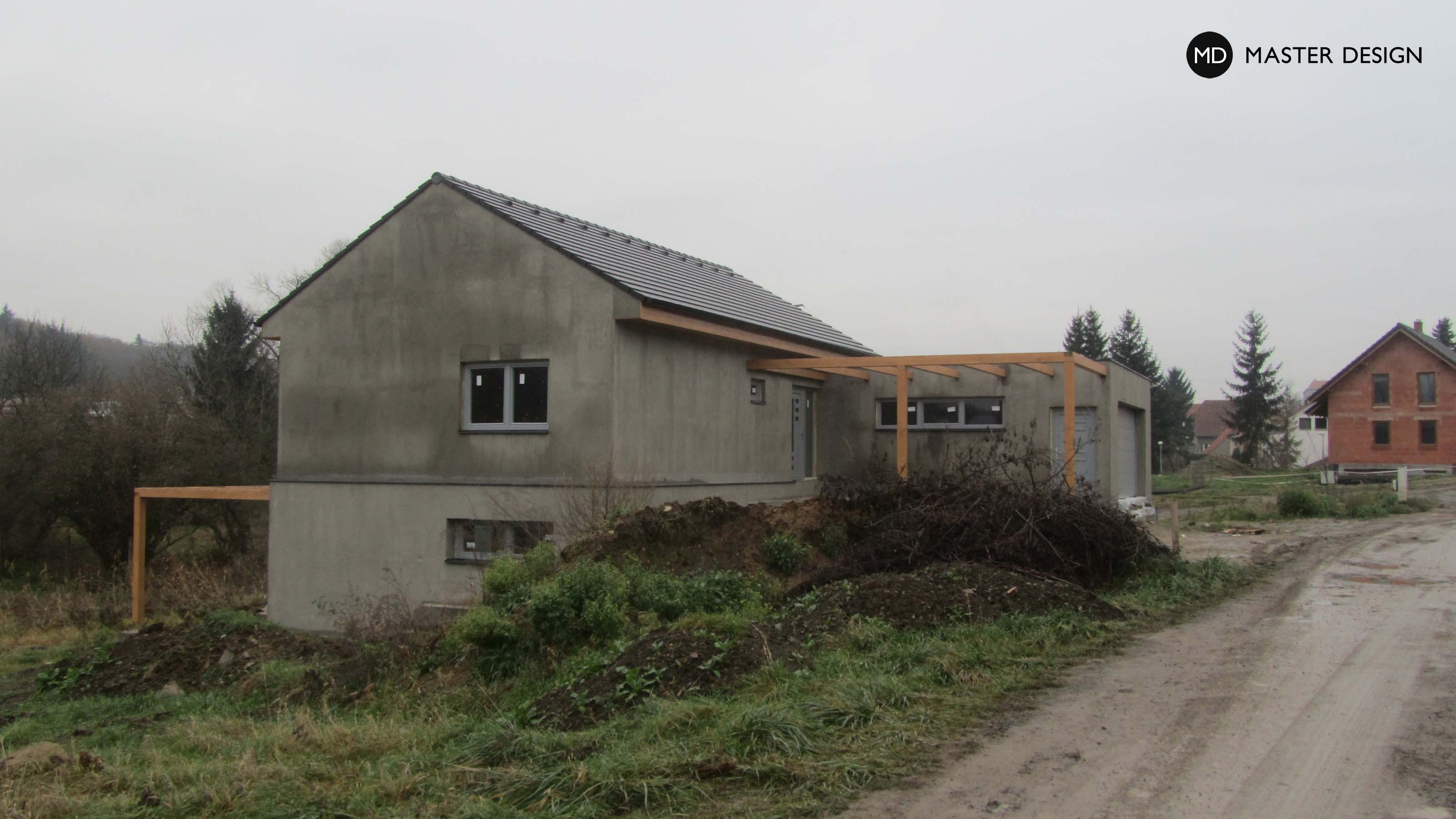 Patrová dřevostavba ve svahu se sedlovou střechou a velkou terasou - Tuchoměřice - hlavní vizualizace Patrová dřevostavba ve svahu se sedlovou střechou a velkou terasou - Tuchoměřice - hlavní vizualizace