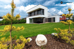 Family house in the shape of letter &quot;U&quot; with large scale fcade tiles - Levín u Berouna - main visualisation