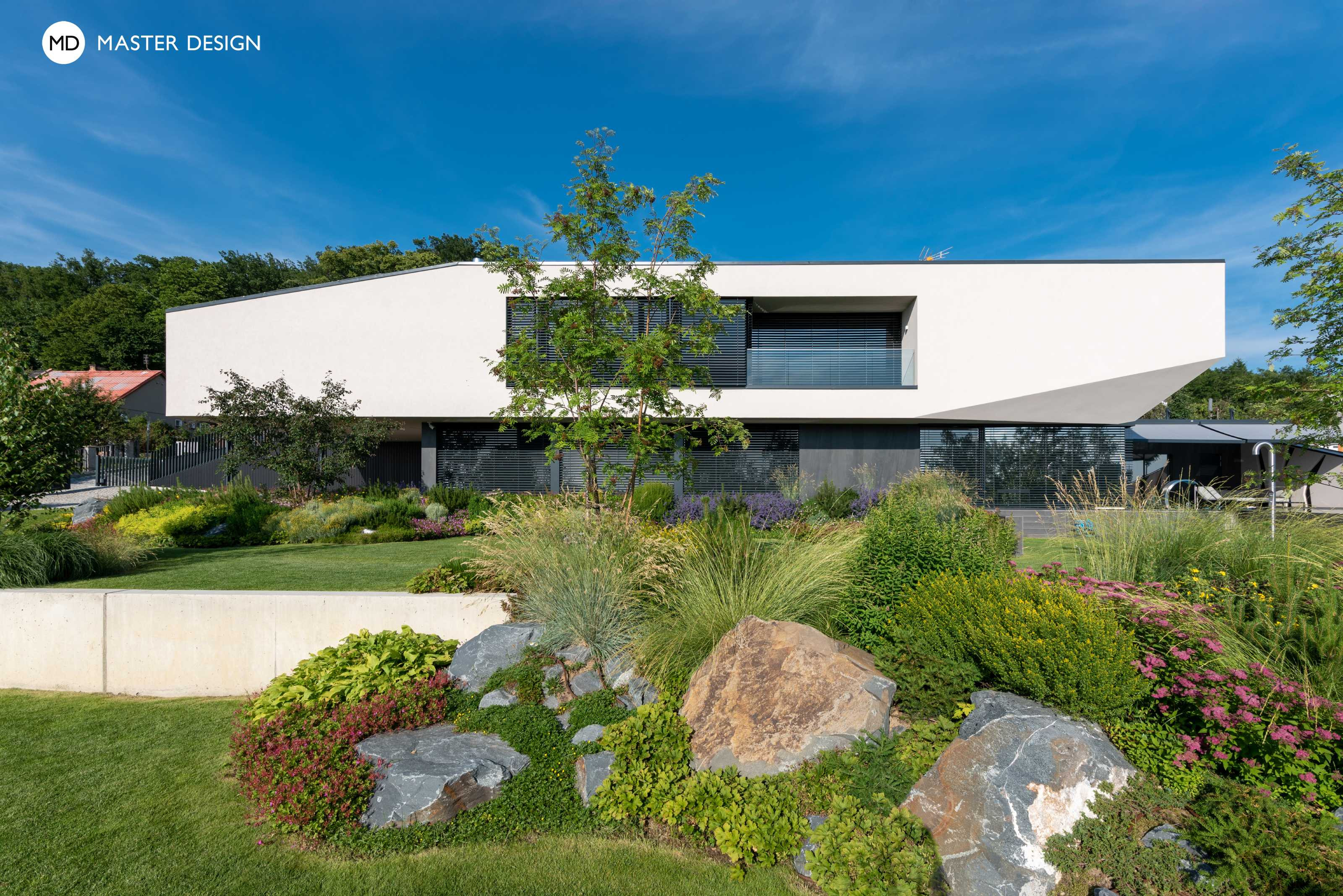 Luxury White Villa with Stainless Steel Swimming PoolŠternberk - visualisation2