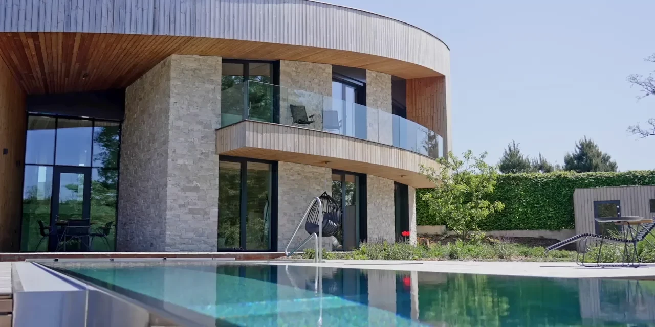 Jsme architekti + stavební firma. Navrhujeme + stavíme dokonalé domy. Navštivte naše architektonická studia v Praze + Ostravě.