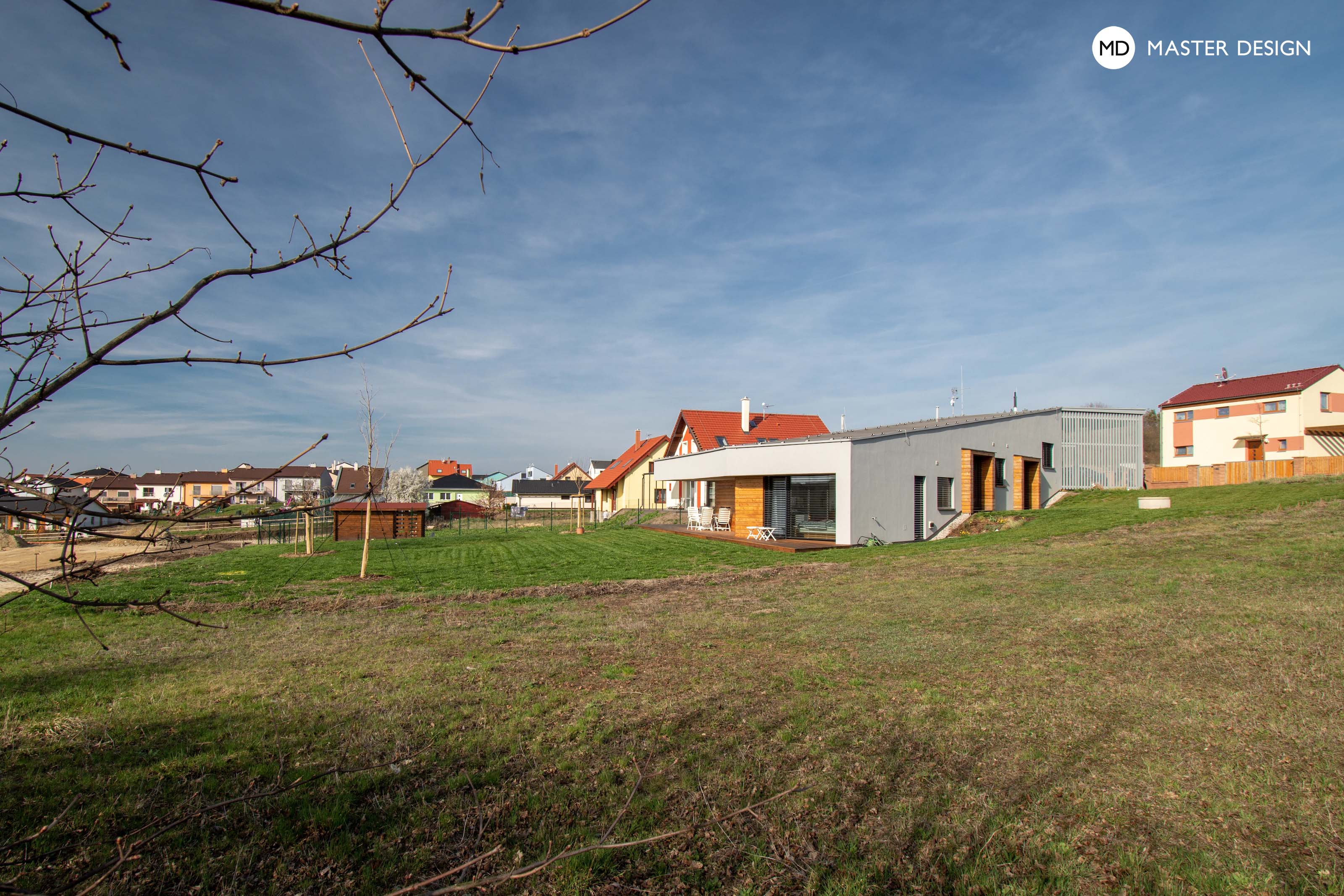Moderní bungalov ve svahu s pultovou střechou a zastřešenou terasou pro mladou rodinu - Odolená Voda - Vizualizace 4