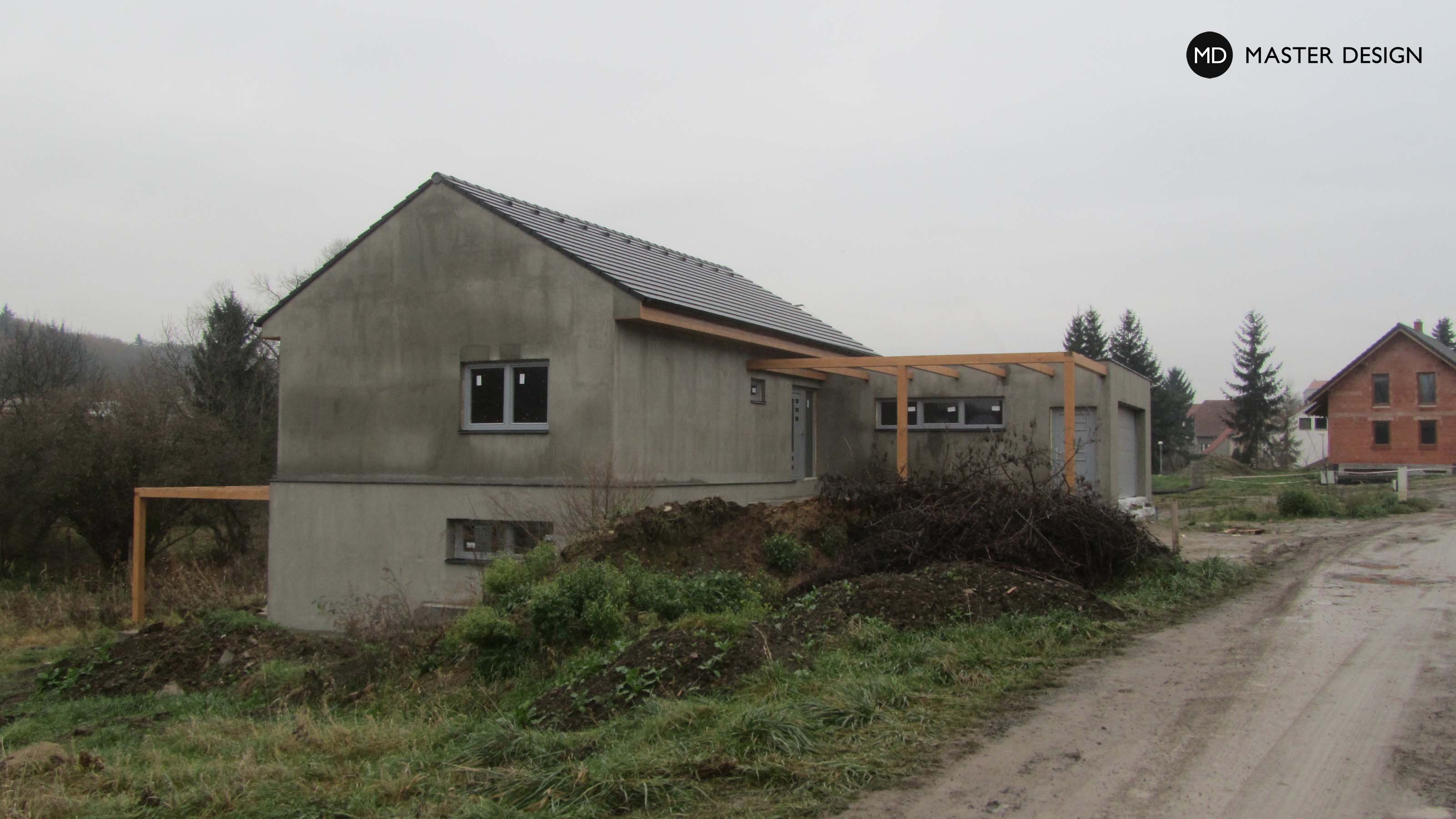 Patrová dřevostavba ve svahu se sedlovou střechou a velkou terasou - Tuchoměřice - Vizualizace 1